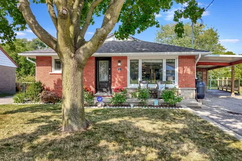 51 Southmoor Dr, Kitchener, ON N2M 4M5