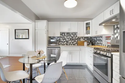 51 Southmoor Dr, Kitchener, ON N2M 4M5