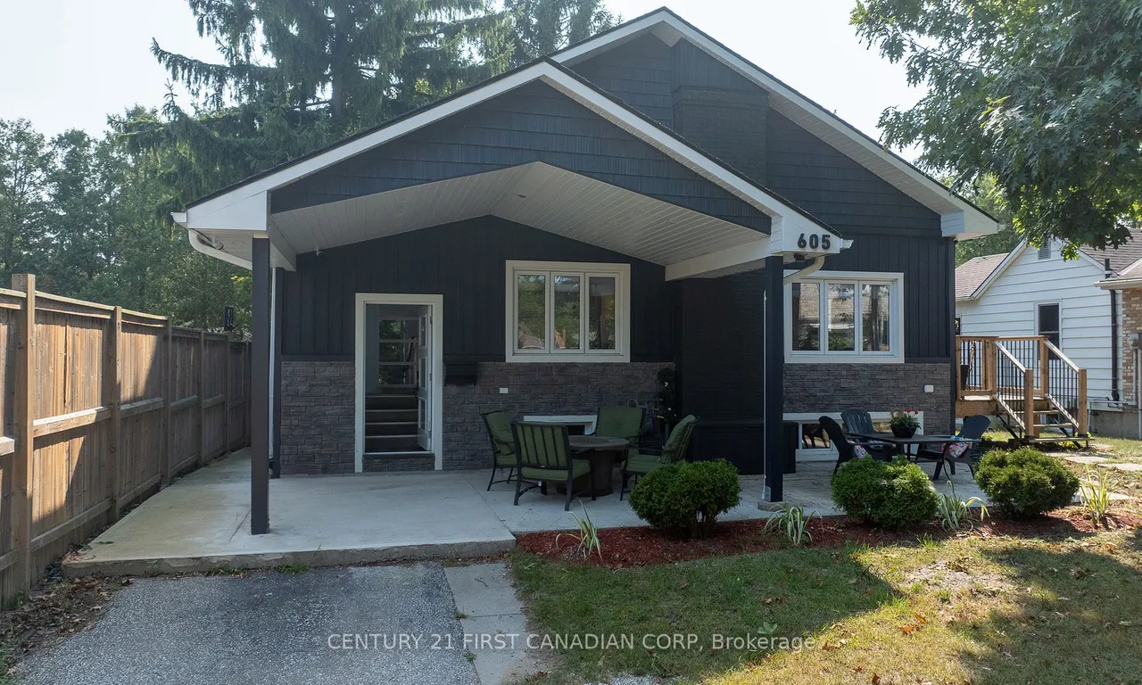 605 Lakeshore Rd, Sarnia, ON N7V 2S8