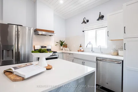 605 Lakeshore Rd, Sarnia, ON N7V 2S8