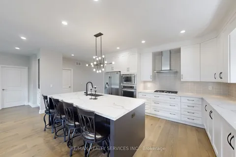 200 Kingfisher Dr, Mono, ON L9W 0B3