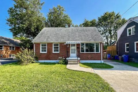5245 WYANDOTTE St, Windsor, ON N8S 1L5