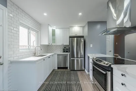 30 Larch St, Hamilton, ON L8T 4N9