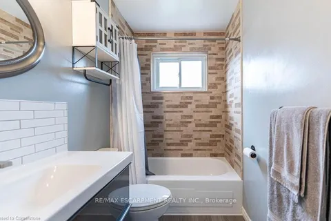 30 Larch St, Hamilton, ON L8T 4N9