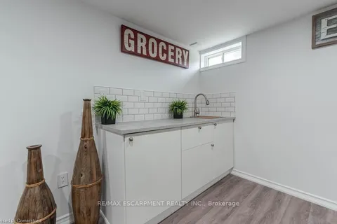 30 Larch St, Hamilton, ON L8T 4N9