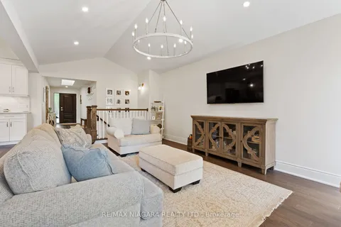 40 Merritt Rd, Pelham, ON L0S 1E4