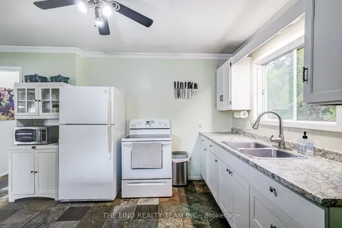 949 Raymond Rd, Muskoka Lakes, ON P0B 1M0