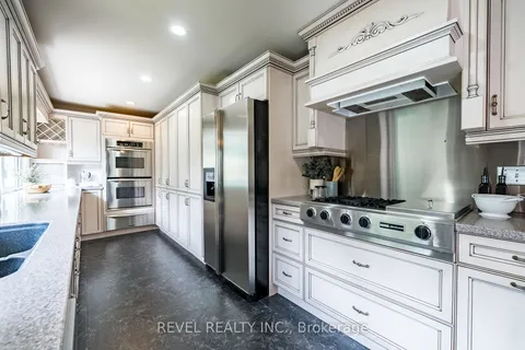 919 Valleyview Dr, Peterborough, ON K9J 6R2