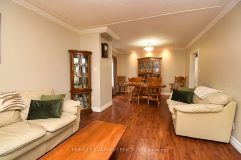 207 East 24th St, Hamilton, ON L8V 2Y5