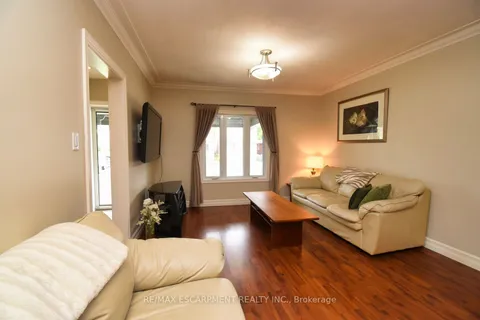 207 East 24th St, Hamilton, ON L8V 2Y5