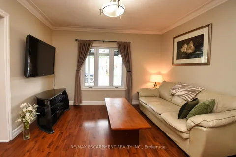 207 East 24th St, Hamilton, ON L8V 2Y5