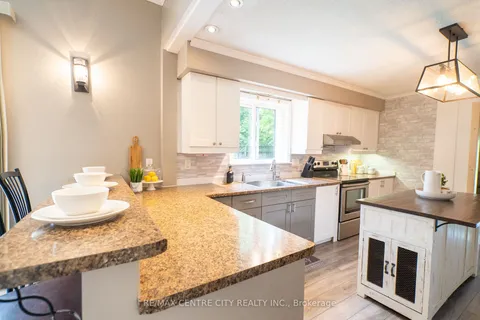227 Adelaide St, Strathroy-Caradoc, ON N7G 2V7