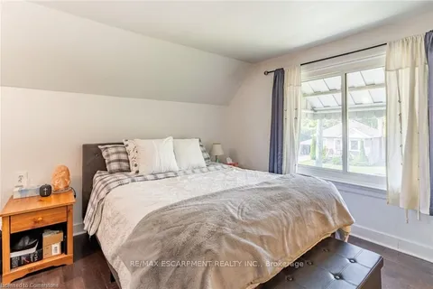 239 EAST 22ND St, Hamilton, ON L8V 2V8