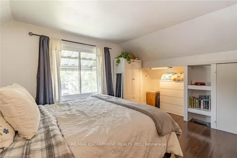 239 EAST 22ND St, Hamilton, ON L8V 2V8