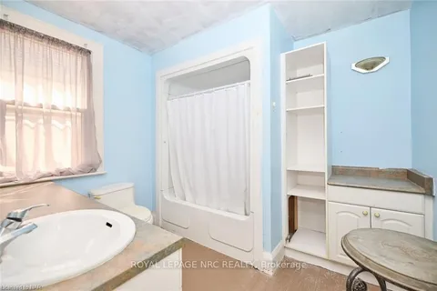 114 Welland St, Thorold, ON L2V 2C1