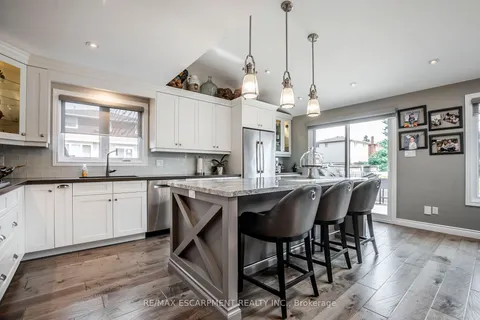 487 EAGLEWOOD Dr, Hamilton, ON L8W 3J2