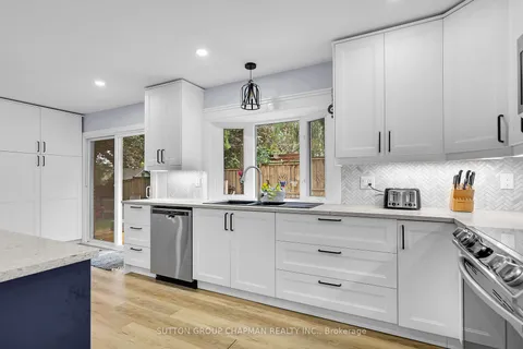 90 Queen Anne Circ, London, ON N6H 4B7