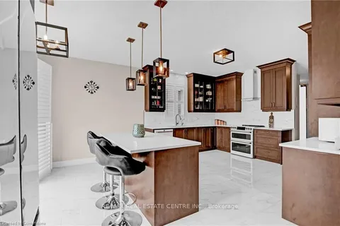 134 Pondcliffe Dr, Kitchener, ON N2P 2R3