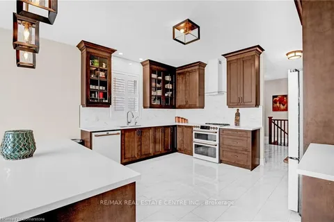 134 Pondcliffe Dr, Kitchener, ON N2P 2R3