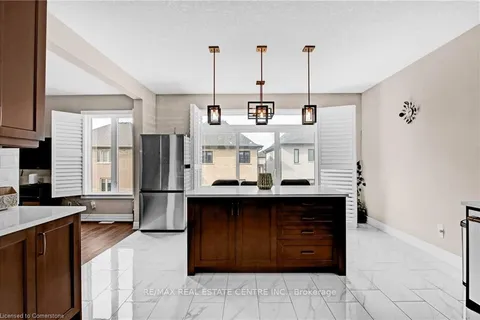 134 Pondcliffe Dr, Kitchener, ON N2P 2R3