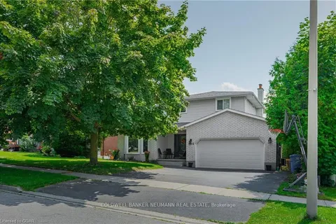 104 Pinnacle St, Guelph, ON N1K 1P5