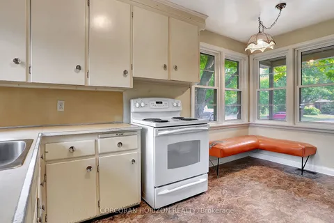 71 Melbourne Cres, Waterloo, ON N2L 2M5