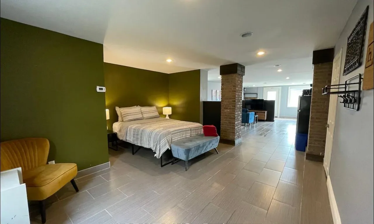 4729 Queen St, Niagara Falls, ON L2E 2M1