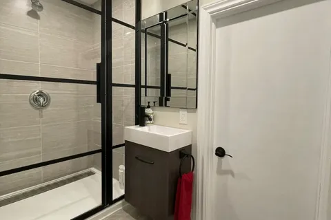 4729 Queen St, Niagara Falls, ON L2E 2M1