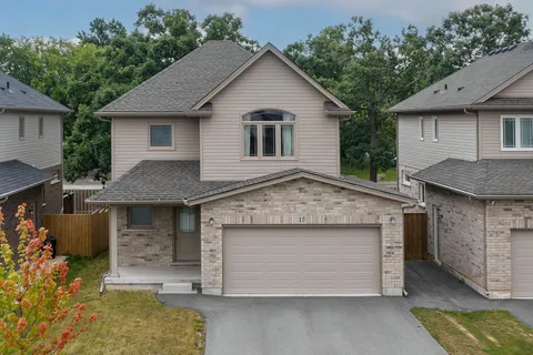 15 Laurent Ave, Welland, ON L3B 0E2