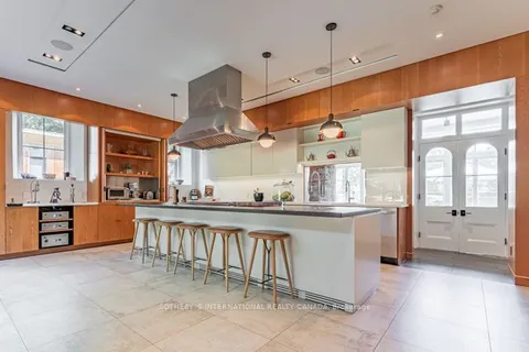 1 Springhill St, Hamilton, ON L9H 4V2