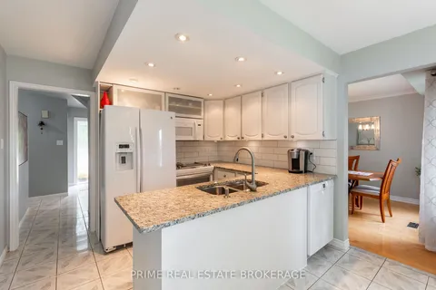 64 Walmer Gdns, London, ON N6G 4H6