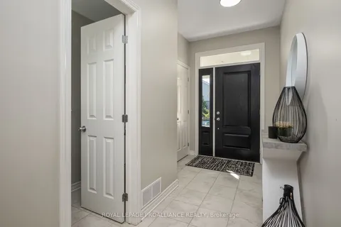 657 Gwen Ave, Kingston, ON K7P 0M2