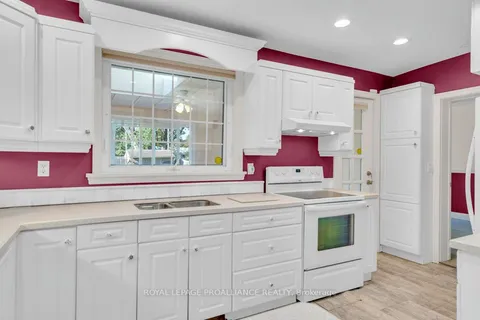 162 Queen St, Belleville, ON K8N 1W1