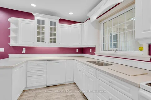 162 Queen St, Belleville, ON K8N 1W1