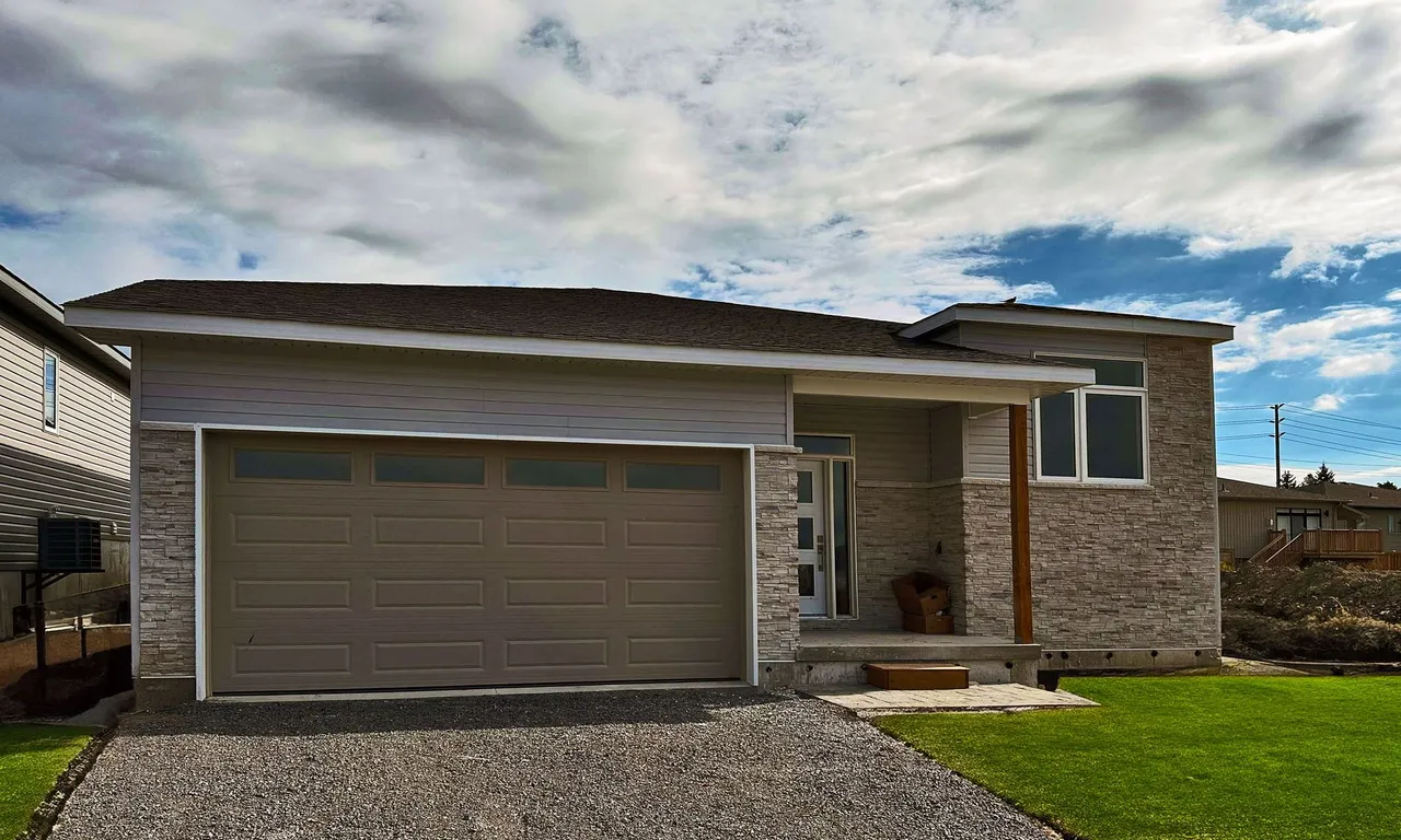 44 Summit Cres, Belleville, ON K8N 2X2