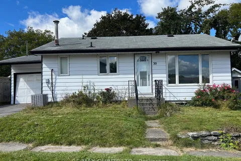 30 Hollen St, Quinte West, ON K8V 4G7