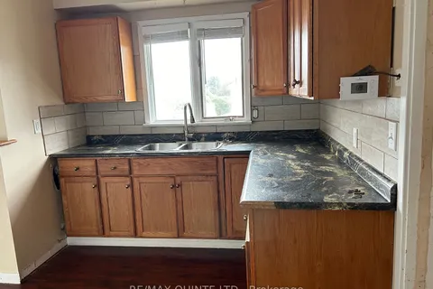 30 Hollen St, Quinte West, ON K8V 4G7