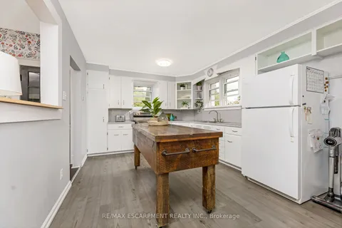 320 Mill St, Kitchener, ON N2M 3R7