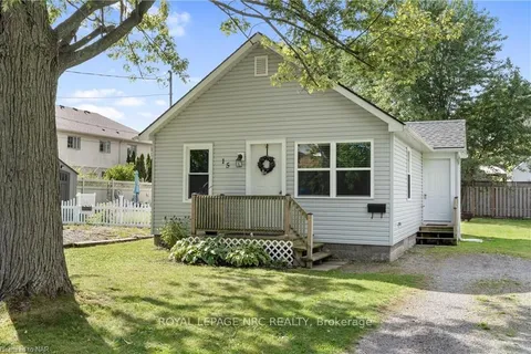 15 George Rd, Fort Erie, ON L2A 5J8
