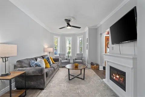 6 Hillside St, Belleville, ON K8P 3R9