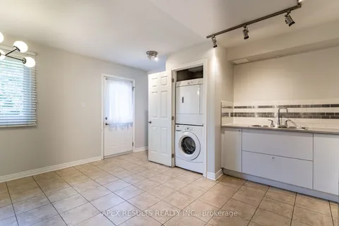 563 James St, Hamilton, ON L8L 1J8