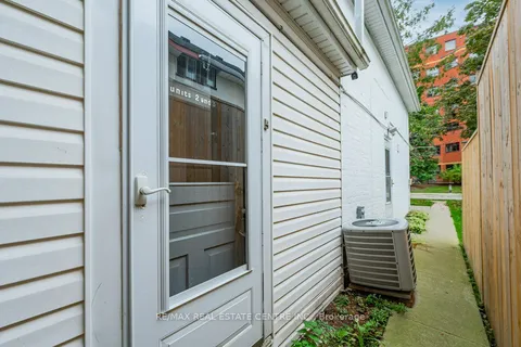 11 Mansion St, Kitchener, ON N2H 2J5