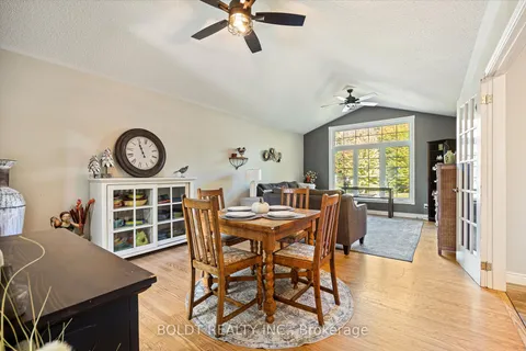 121 Meadow Heights Dr, Bracebridge, ON P1L 1A4