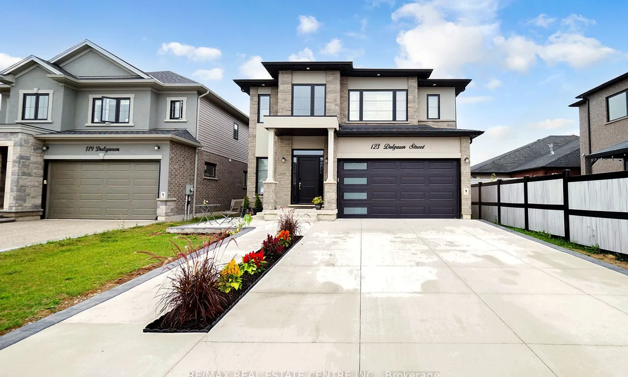 123 Dulgaren St, Hamilton, ON L8W 3J5