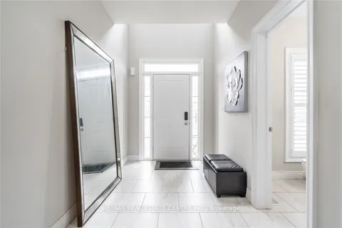 123 Dulgaren St, Hamilton, ON L8W 3J5