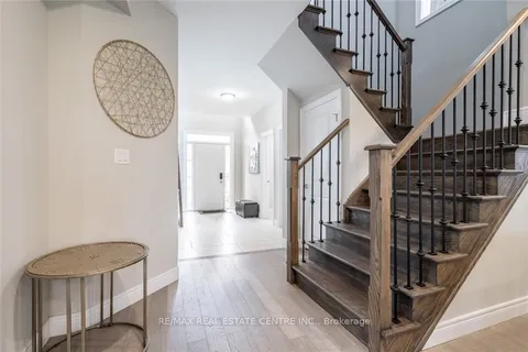 123 Dulgaren St, Hamilton, ON L8W 3J5