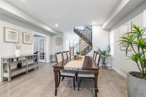 123 Dulgaren St, Hamilton, ON L8W 3J5