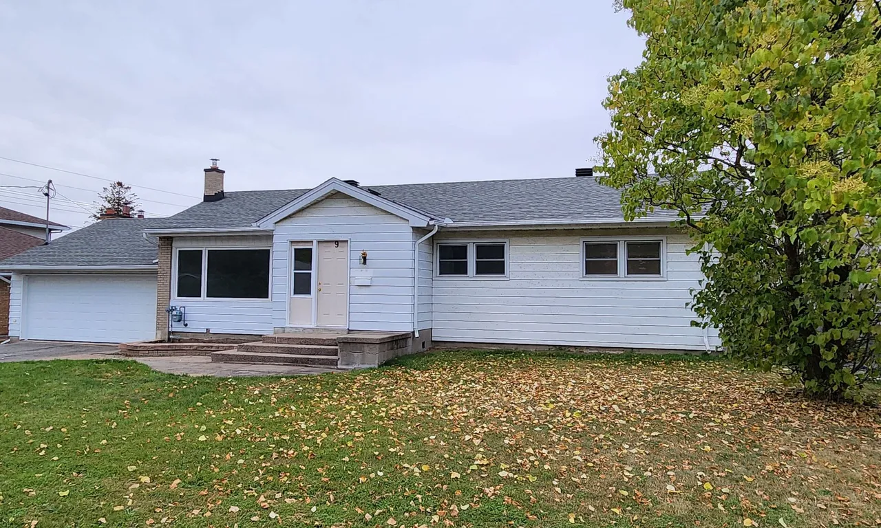 9 Epworth Ave, Ottawa, ON K2G 2L4