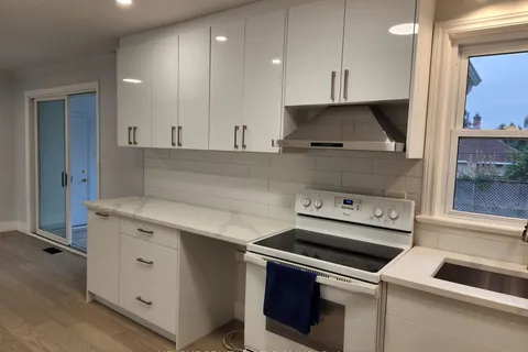 9 Epworth Ave, Ottawa, ON K2G 2L4