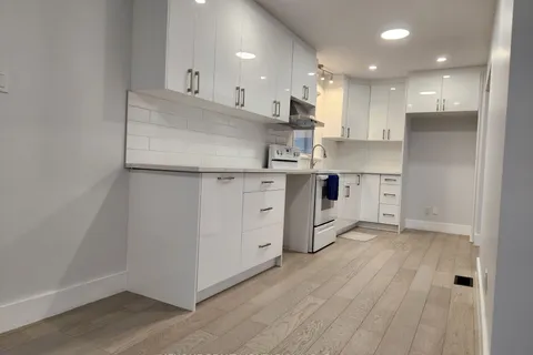 9 Epworth Ave, Ottawa, ON K2G 2L4